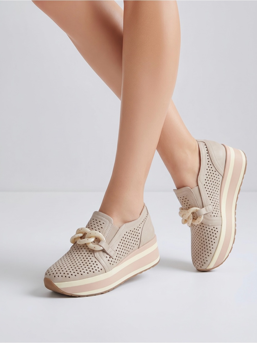 Dolce Vita Jhenee Women Sz 7.5  leather Platform Slip-On Sneakers  Chain Accent